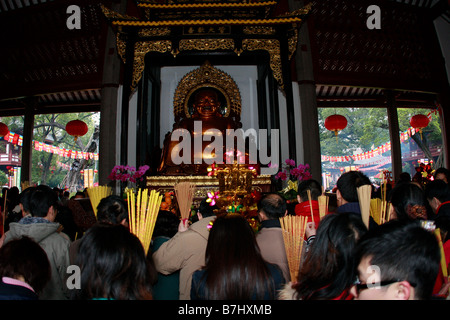 Full capacity crowds gather at the GuangXiàosì 1700 year old buddhist temple in Guangzhou to welcom the Lunay New Year Stock Photo