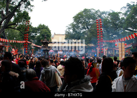 Guangzhou crowds pour into the GuangXiàosì 1700 year old buddhist temple in Guangzhou to worship for the Chinese New Year Stock Photo