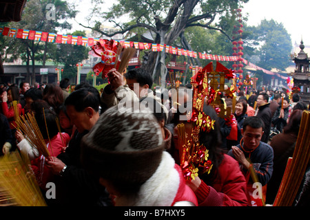 Guangzhou crowds pour into the GuangXiàosì 1700 year old buddhist temple in Guangzhou to worship for the Chinese New Year Stock Photo