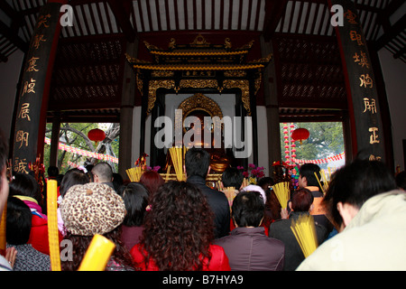 Full capacity crowds gather at the GuangXiàosì 1700 year old buddhist temple in Guangzhou to welcom the Lunay New Year Stock Photo