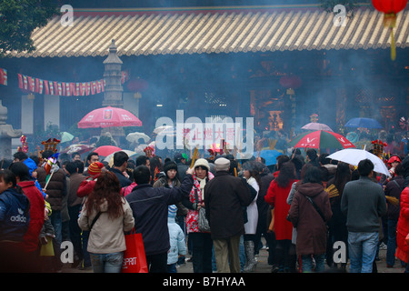 Guangzhou crowds pour into the GuangXiàosì 1700 year old buddhist temple in Guangzhou to worship for the Chinese New Year Stock Photo