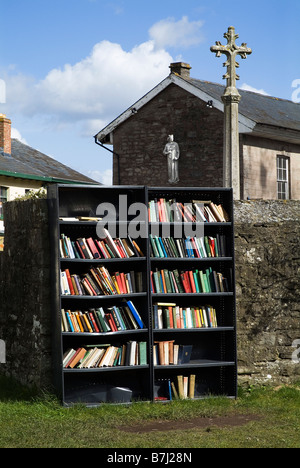 dh Hay on Wye POWYS WALES Bookcases outside secondhand books for sale in booktown bookcase shelves used book shop second hand uk bookshop bookstall Stock Photo