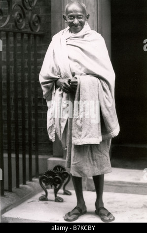 MAHATMA GANDHI  Indian leader 1869-1948 outside No 10 Downing Street, London, in 1931 Stock Photo