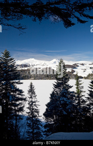 In Winter, the snow-covered Pavin Lake during the frost (Puy de Dôme - France). Le lac Pavin gelé et recouvert de neige (France) Stock Photo