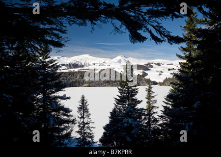 In Winter, the snow-covered Pavin Lake during the frost (Puy de Dôme - France). Le lac Pavin gelé et recouvert de neige (France) Stock Photo