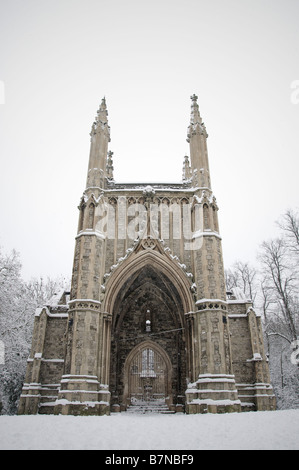 The Anglican Chapel in Nunhead Cemetery under snow Stock Photo
