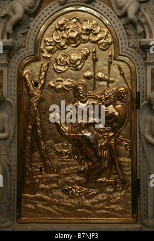 Detail of the reliquary with the head of Apostle St Andrew in the crypt of the Amalfi Cathedral in Campania, Italy. Stock Photo