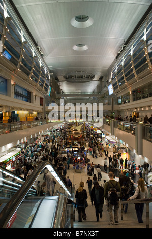 The vast international transit lounge at Dubai International Airport, United Arab Emirates Stock Photo