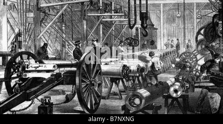 FIRST WORLD WAR A French armaments factory making Mitrailleuses and modifing field guns Stock Photo