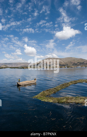 Circular Reed Raft A man sails a reed raft on Lake Titicaca Peru Stock Photo - Alamy