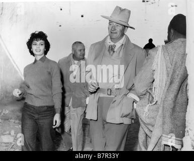 La cite disparue, tournage Legend of the Lost  Year: 1957 - Italy / USA HENRY HATHAWAY SOPHIA LOREN JOHN WAYNE Stock Photo