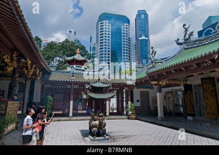 Singapore Thian Hock Keng Temple also Tianfu Gong Temple Chinese of Heavenly Happiness CPD Raffles Place financial bank centre Stock Photo