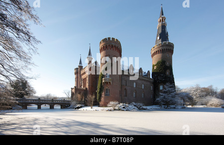 Moyland, Schloßpark im Winter, Blick von Südosten auf das Schloß, zugefrorener Schloßgraben Stock Photo