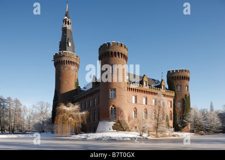 Moyland, Schloßpark im Winter, Blick von Westen auf das Schloß, zugefrorener Schloßgraben Stock Photo