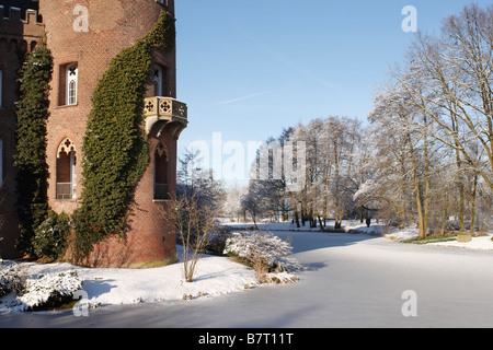 Moyland, Schloßpark im Winter, Blick von Süden auf das Schloß, Balkon und zugefrorener Schloßgraben Stock Photo