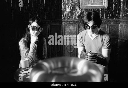 Coffee and cigarettes Year: 2004 - usa Meg and Jack White  Director: Jim Jarmusch Stock Photo