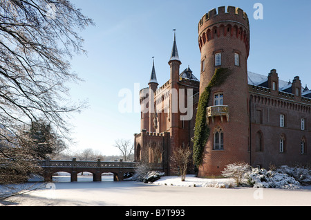 Moyland, Schloßpark im Winter, Blick von Südosten auf das Schloß, zugefrorener Schloßgraben Stock Photo