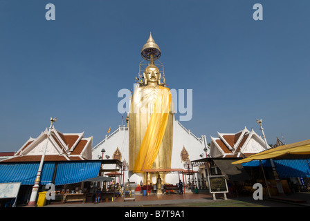 32m golden standing buddha Buddhist temple Wat Intharavihan in Dusit district of Bangkok in Thailand Stock Photo
