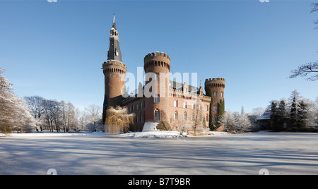 Moyland, Schloßpark im Winter, Blick von Westen auf das Schloß, zugefrorener Schloßgraben Stock Photo