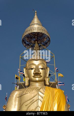 32m golden standing buddha buddhist temple Wat Intharavihan in Dusit district of Bangkok in Thailand Stock Photo