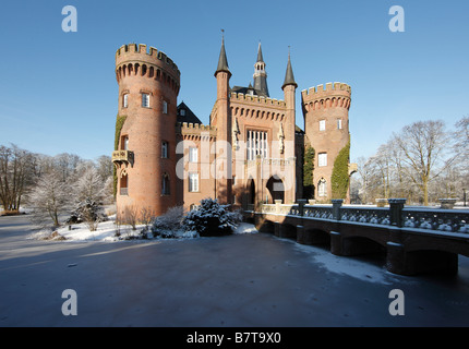 Moyland, Schloßpark im Winter, Blick von Süden auf das Schloß, zugefrorener Schloßgraben Stock Photo