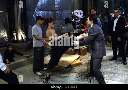 The Tuxedo Year: 2002 USA Jackie Chan, Jennifer Love Hewitt, Ritchie Coster, Kevin Donovan sur le tournage on the set  Director: Kevin Donovan Stock Photo