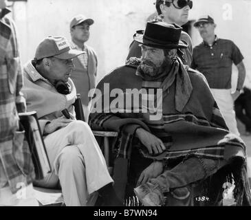 Major Dundee  Year: 1965  USA JAMES COBURN sur le tournage on the set du film 'major dundee' usa 1965  Director: Sam Peckinpah Stock Photo