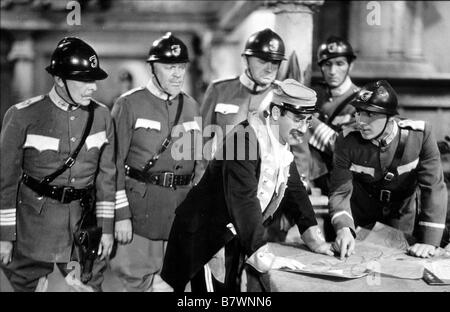 Duck Soup  Year: 1933 USA Groucho Marx, Zeppo Marx  Director: Leo McCarey Stock Photo