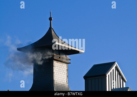 dh Highland Park KIRKWALL ORKNEY Highland Park whisky pagoda smoking funnel Stock Photo