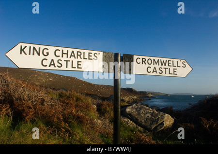 A signpost pointing the way to King Charles' Castle and Cromwell's Castle on Tresco. Isles of Scilly. Cornwall. England. UK Stock Photo