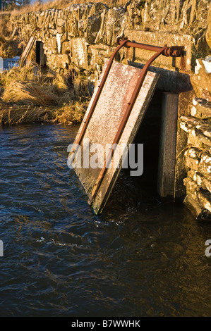 dh Sluice gates FLOODGATE UK between Loch of Harray and Loch of Stenness ebbing tide ebb uk sluicegate tidal gate ebbtide flood prevention measures Stock Photo