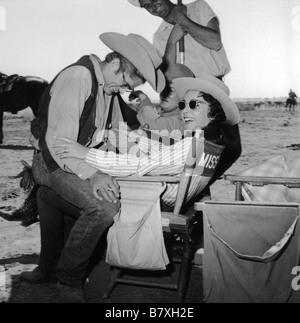 Giant  Year: 1956 USA James Dean, Elizabeth Taylor (Liz Taylor), sur le tournage  Director: George Stevens Stock Photo