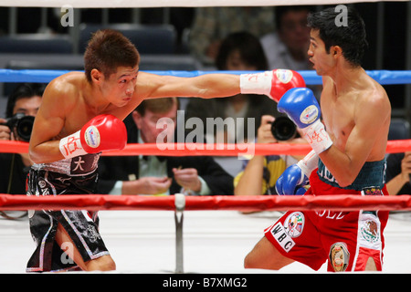 L to R Hozumi Hasegawa Alejandro Valdez OCTOBER 16 2008 World Boxing Council WBC Bantam Weight title bout at Yoyogi 1st Gymnasi Stock Photo