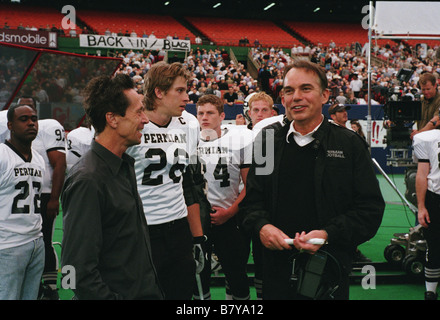 Brian Grazer Brian Grazer producteur Brian Grazer, Garrett Hedlund and Billy Bob Thornton tournage on the set Friday Night Lights  Year: 2004 USA  Director: Peter Berg Stock Photo