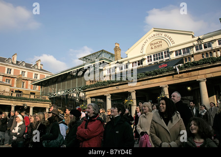 British public enjoying a performer on Covent Garden Piazza, London, UK Stock Photo