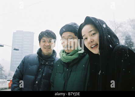 Hong Sang-Soo Hong Sang Soo Hong Sang-Soo avec Kim Sangkyung et Uhm Jiwon pour le film Conte de cinema Keuk jang jeon  Year: 2005 - South Korea Stock Photo