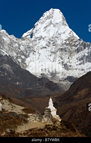 Majestic Amadablam mountain in background and chorten on a wayside in Khumbu region Everest valley Nepal Stock Photo