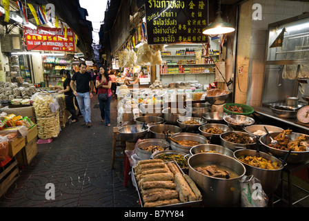 Chinese Thai food stall selling freshly cooked dishes to takeaway Trok Issaranuphap market alleyway - Chinatown Bangkok Stock Photo