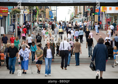 SOUTHEND ON SEA TOWN VIEWS, HIGH STREET SHOPPING WITH MANY PEOPLE WALKING DOWN THE TRAFFIC FREE ROAD. Stock Photo