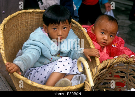 Chinese girl, Chinese boy, young girl, young boy, brother and sister, Bai people, Bai ethnicity, ethnic minority, Dali, Yunnan Province, China, Asia Stock Photo