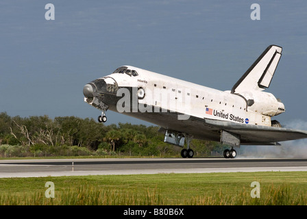 Space shuttle Atlantis touching down Stock Photo