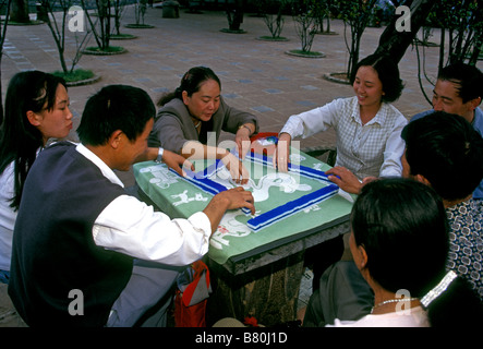 Chinese people, mahjong players, playing mahjong, Green Lake Park, Cuihu Gongyuan Park, Kunming, Yunnan Province, China Stock Photo