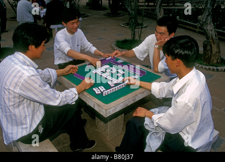 Chinese men, men, mahjong players, playing mahjong, Green Lake Park, Cuihu Gongyuan Park, Kunming, Yunnan Province, China Stock Photo