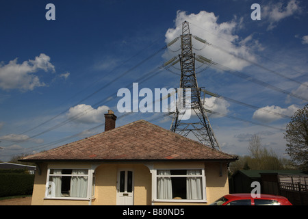 Power lines and a pylon over a bungalow at Oxford Stock Photo