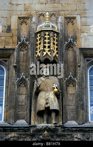 STATUE OF KING HENRY VIII HOLDING A CHAIR LEG ABOVE THE GREAT GATE AT TRINITY COLLEGE CAMBRIDGE ENGLAND UK Stock Photo