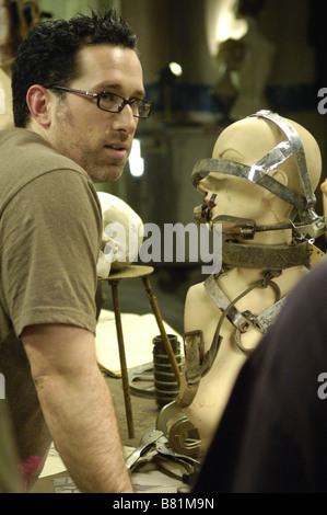 Darren Lynn Bousman Darren Lynn Bousman Director: Darren Lynn Bousman avec Angus Macfadyen sur le tournage / on the set de: Saw 3 / Saw III  Year: 2006 USA Stock Photo