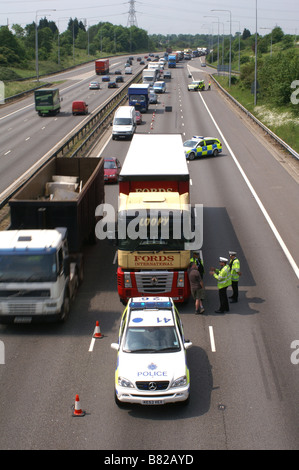 Highways Agency Traffic Officers and police with broken down lorry on motorway Stock Photo