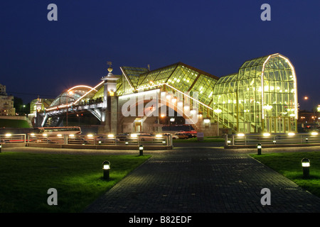 Evening Moscow: Bogdan Khmelnitsky (Kievsky) Pedestrian Bridge near Square of Europe Stock Photo