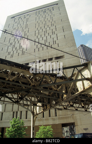 Chicago, Metropolitan Correctional Center, a downtown federal remand centre and the Chicago Loop 'L', elevated railway. Stock Photo