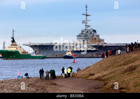 French Aircraft Carrier Clemenceau arrives at Teesmouth for dismantling by Able UK Stock Photo